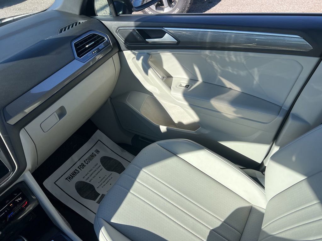 Used 2023 Volkswagen Tiguan SE R-Line image 27