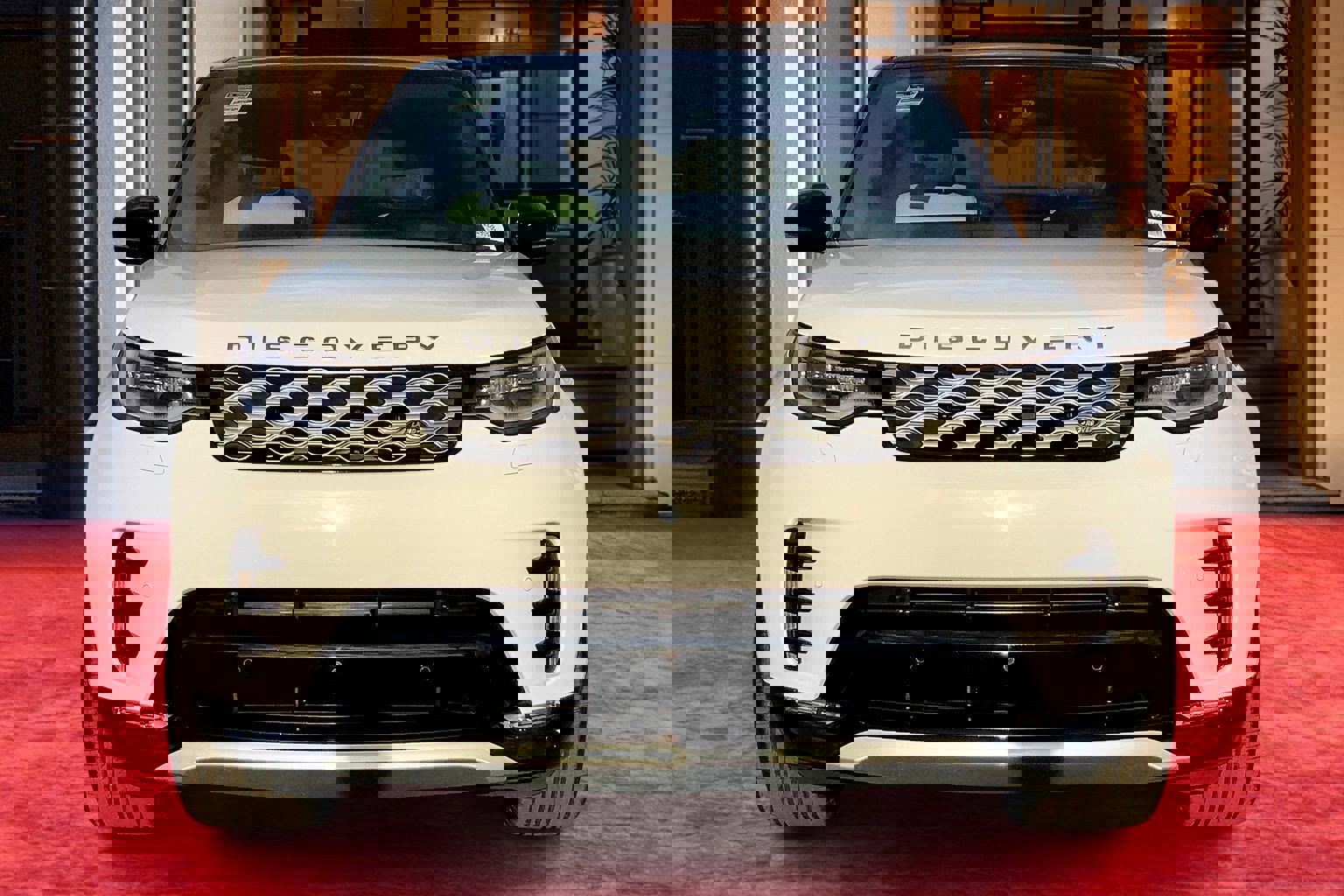 Used 2024 Land Rover Discovery Metropolitan Edition image 3