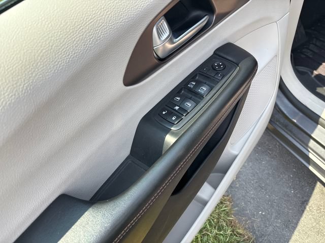 Used 2019 Chrysler Pacifica Touring-L FWD image 12