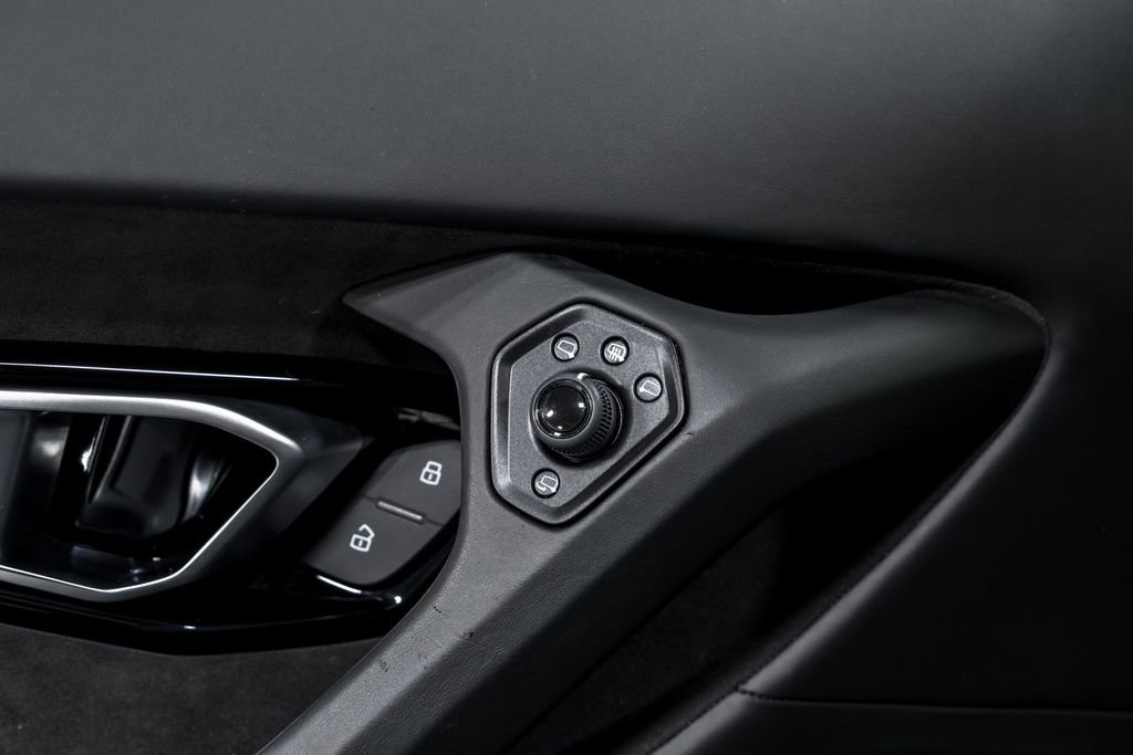 Used 2020 Lamborghini Huracan EVO RWD image 10