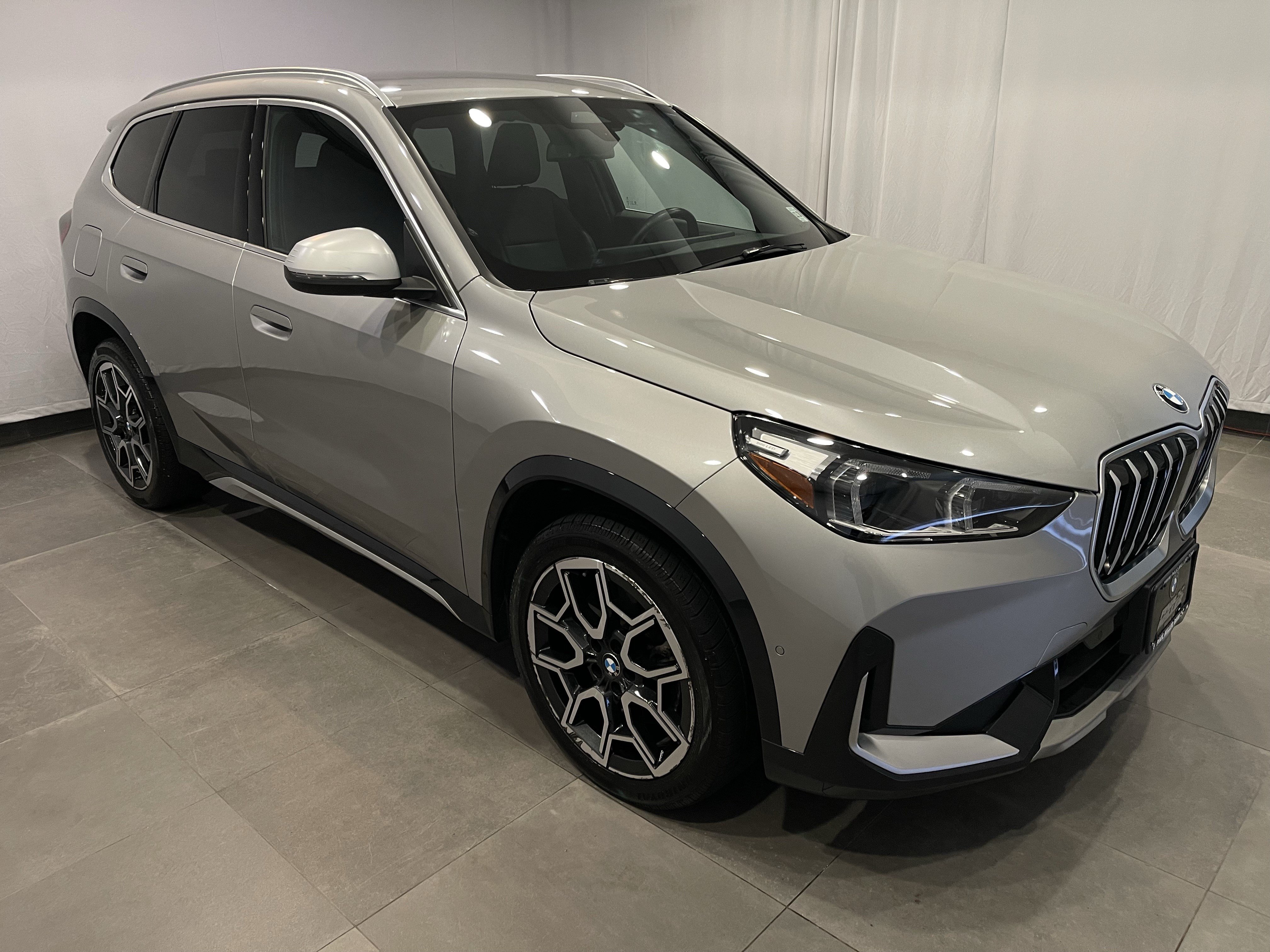 Used 2023 BMW X1 xDrive28i w/ Convenience Package AWD/4WD image 3