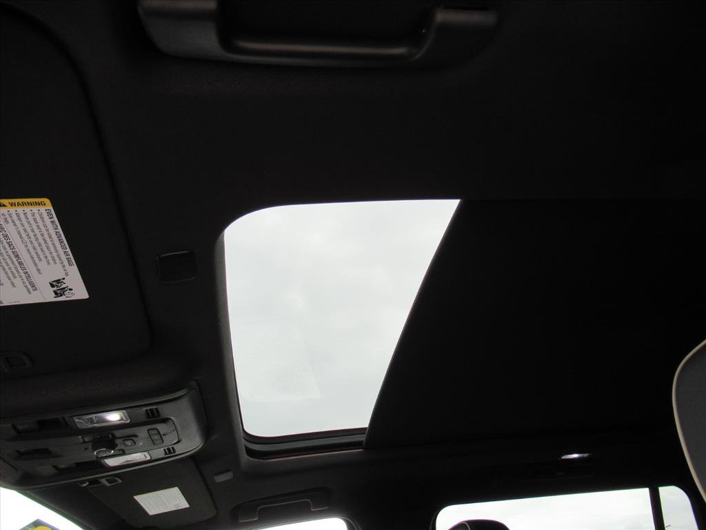 Used 2024 GMC Yukon XL SLT w/ SLT Premium Package image 19