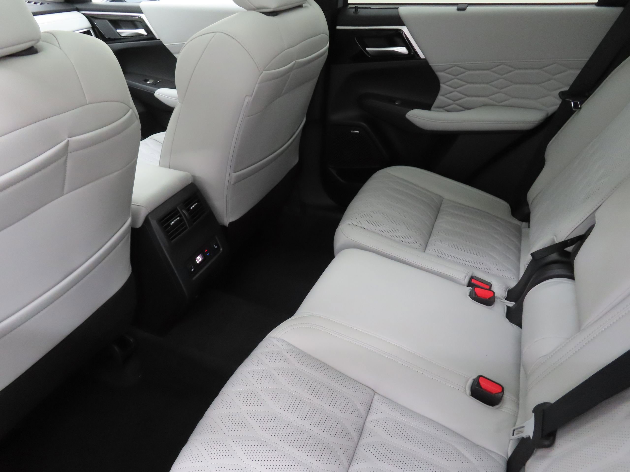 New 2026 Mitsubishi Outlander SEL image 21