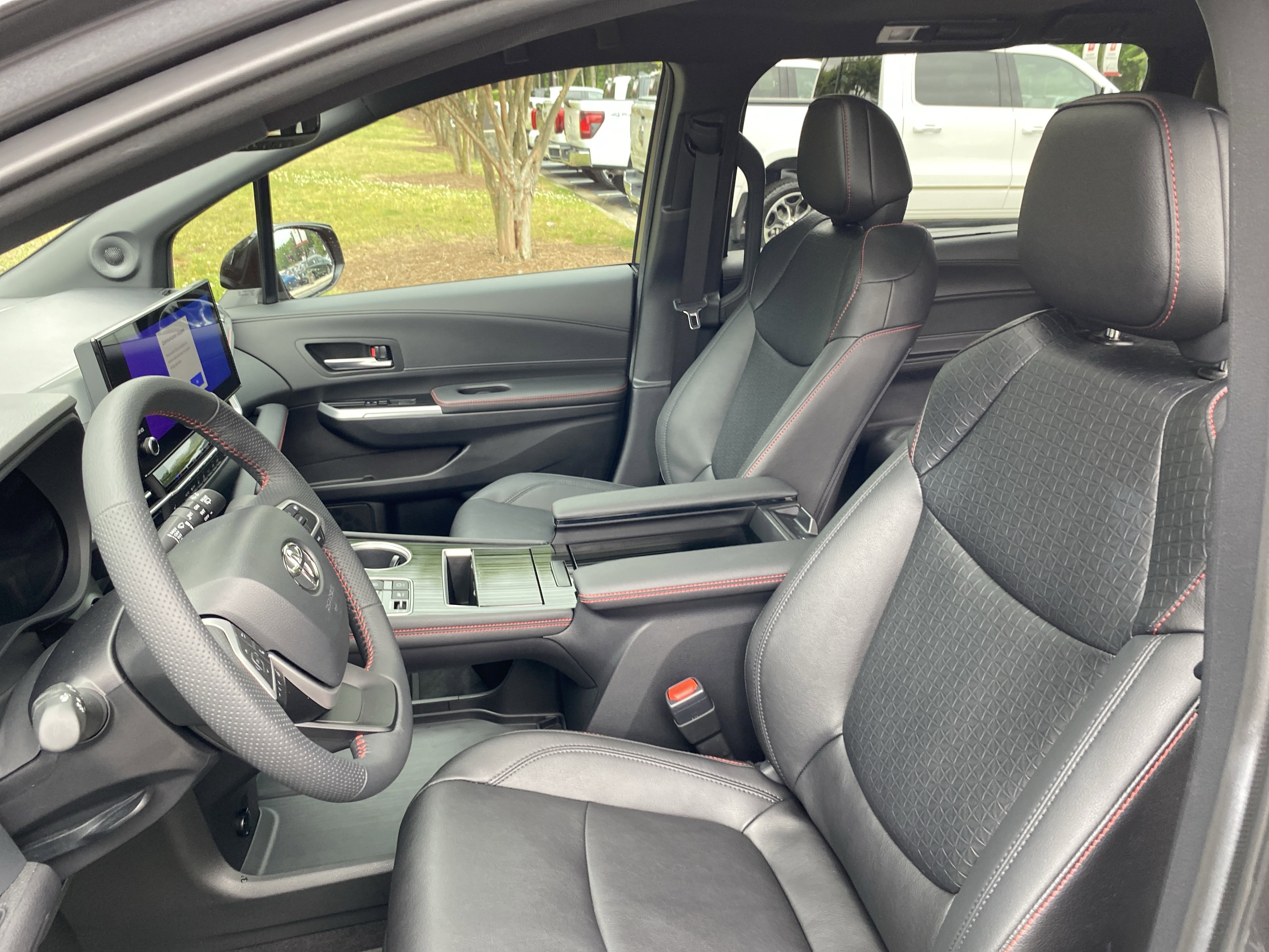 Certified 2025 Toyota Sienna XSE w/ XSE Plus Package FWD image 11