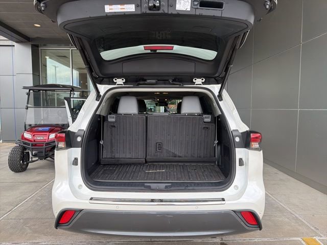 Used 2021 Toyota Highlander Limited FWD image 17