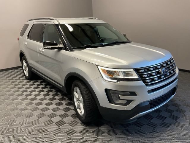 Used 2017 Ford Explorer XLT w/ Equipment Group 202A AWD/4WD image 2