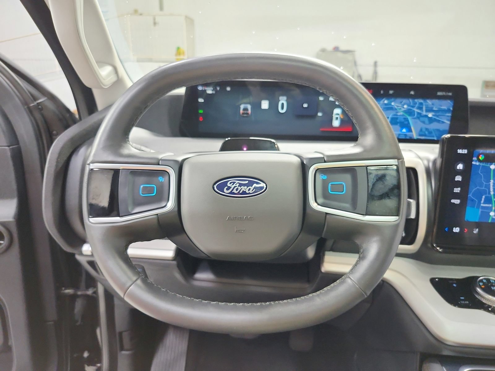 Used 2025 Ford Expedition Active AWD/4WD image 25