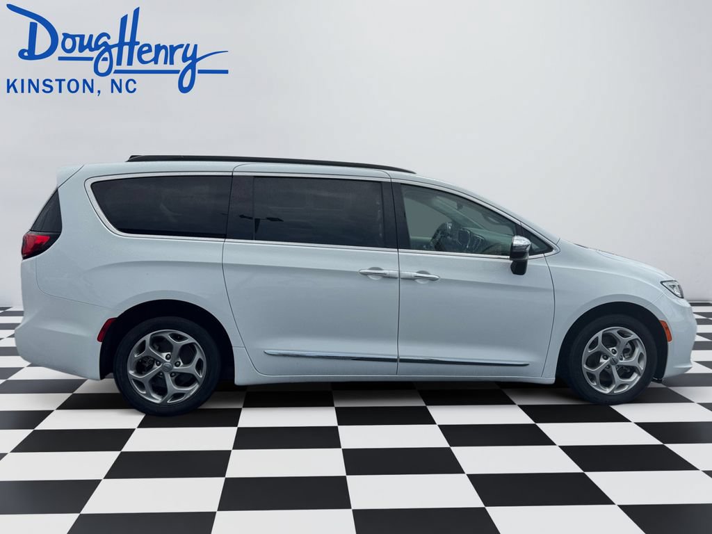 Used 2023 Chrysler Pacifica Limited FWD image 6