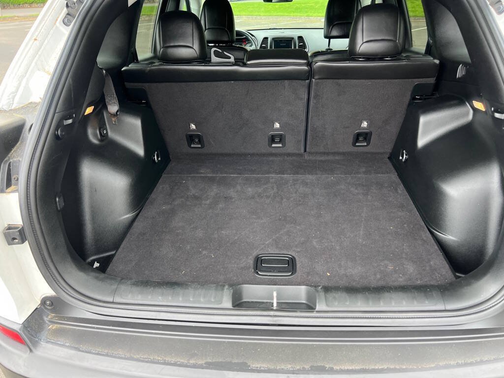 Used 2019 Jeep Cherokee Latitude Plus AWD/4WD image 17