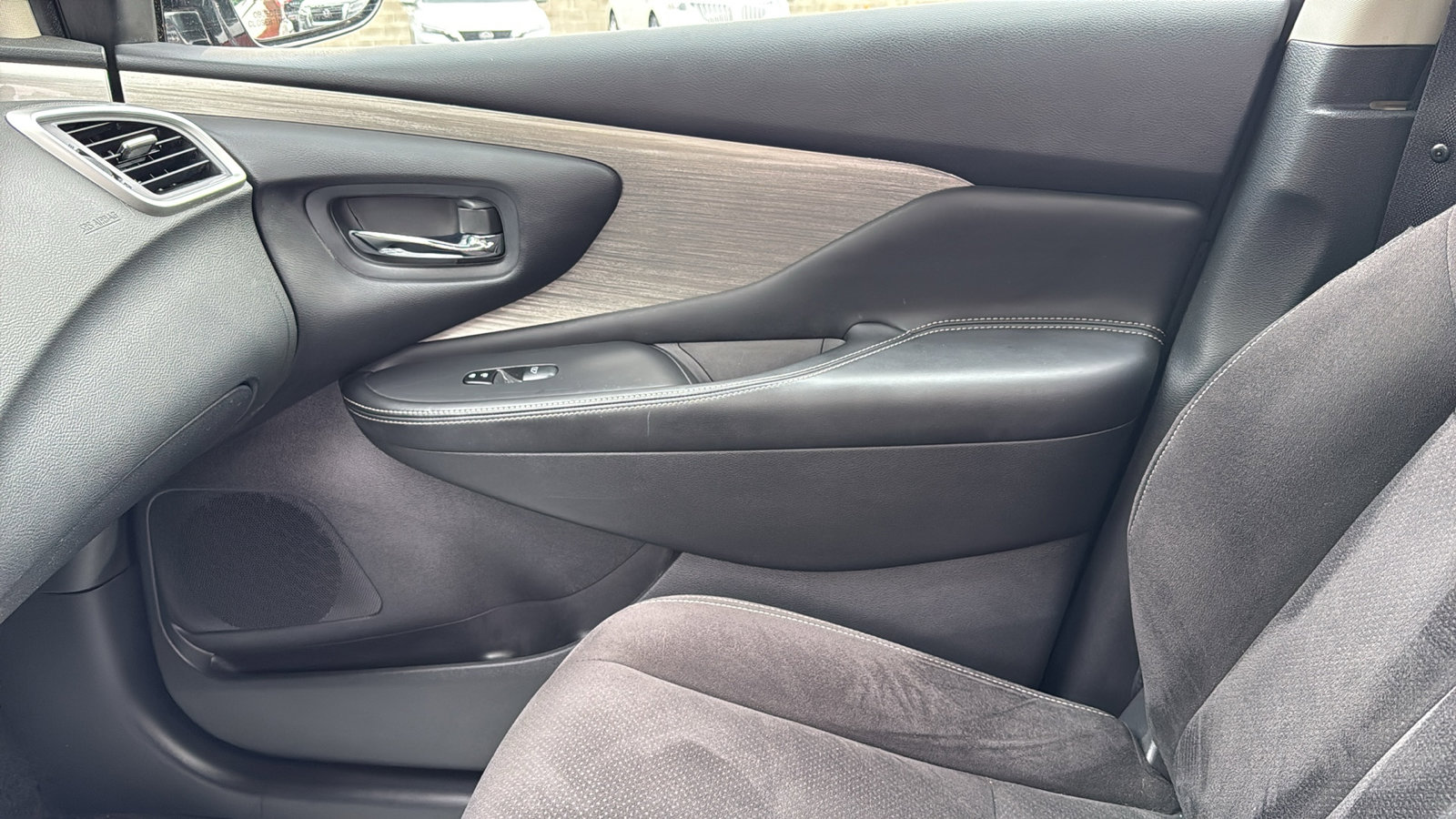 Used 2015 Nissan Murano SV w/ Premium Package image 17