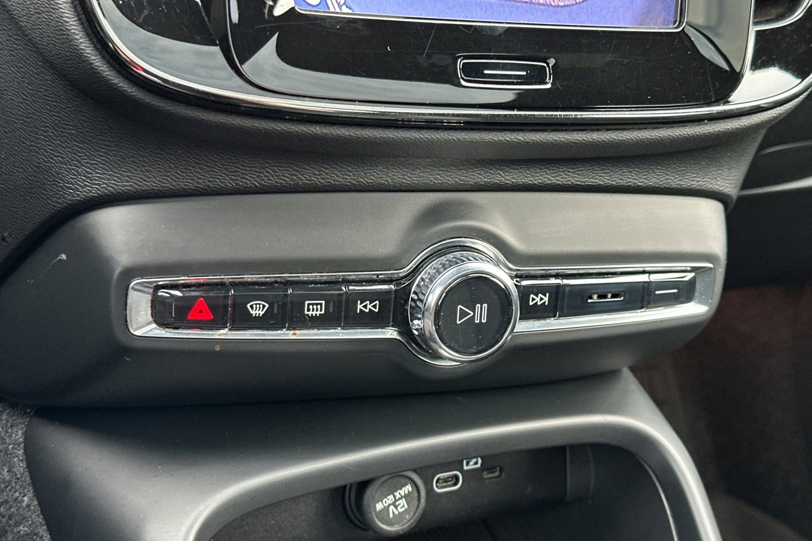 Used 2023 Volvo XC40 Recharge Plus image 23