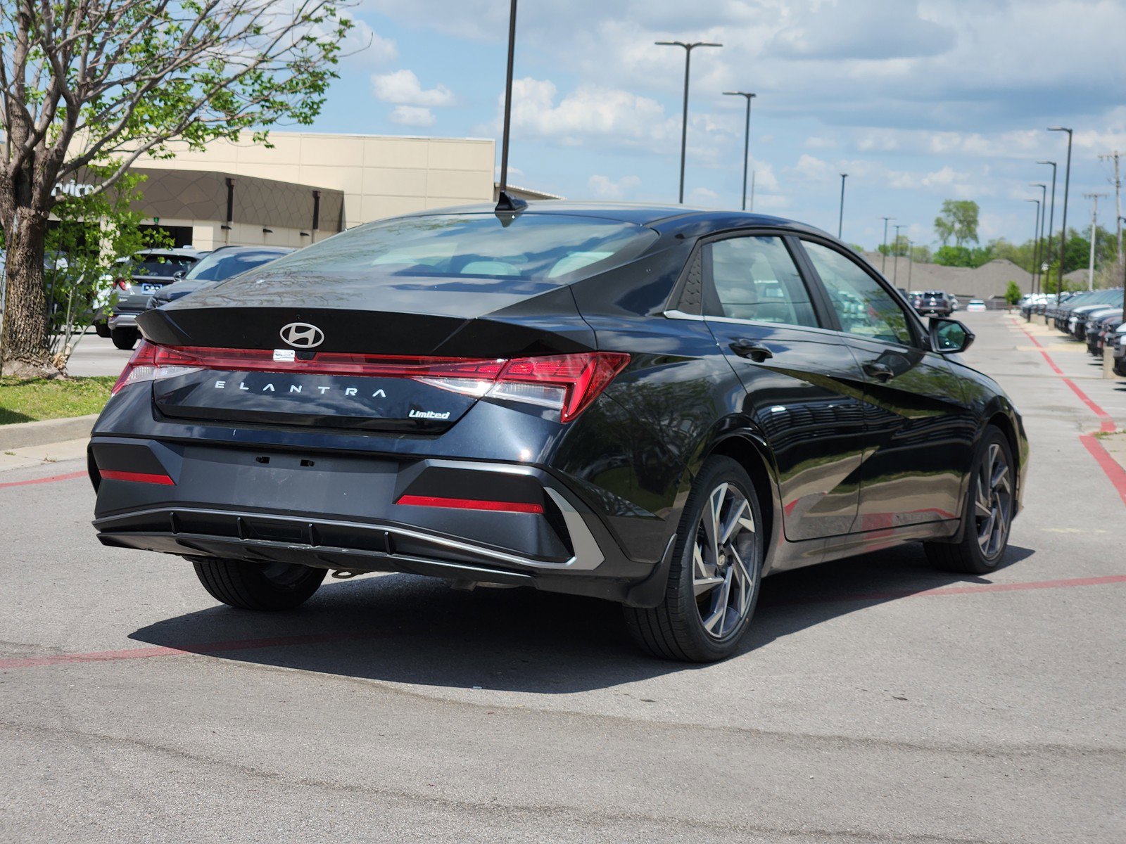 Certified 2025 Hyundai Elantra Limited FWD image 4