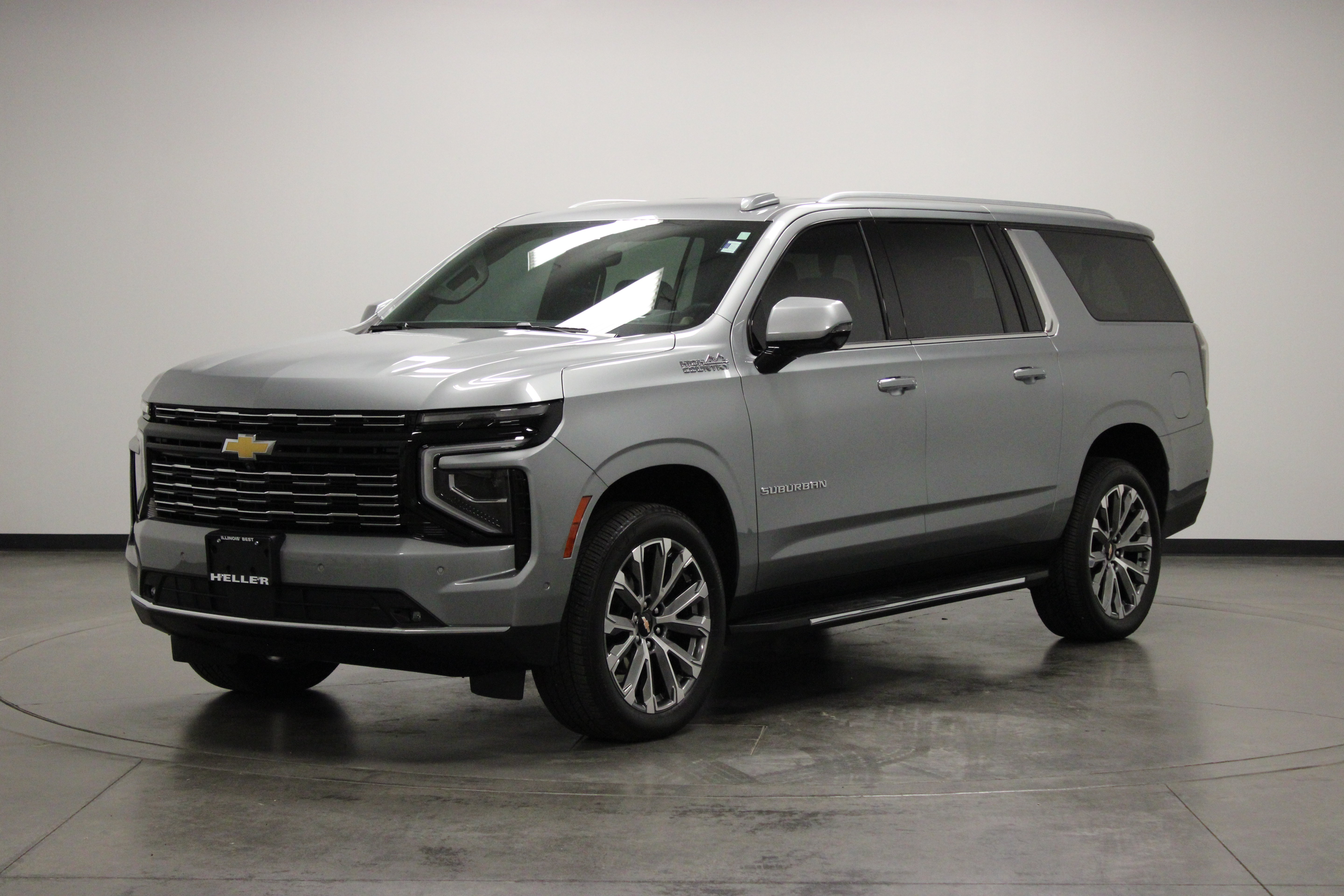 Used 2025 Chevrolet Suburban High Country AWD/4WD image 4
