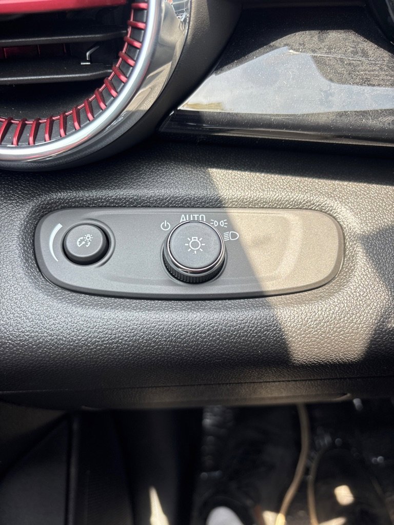 Used 2025 Chevrolet Trax RS w/ Sunroof Package image 25