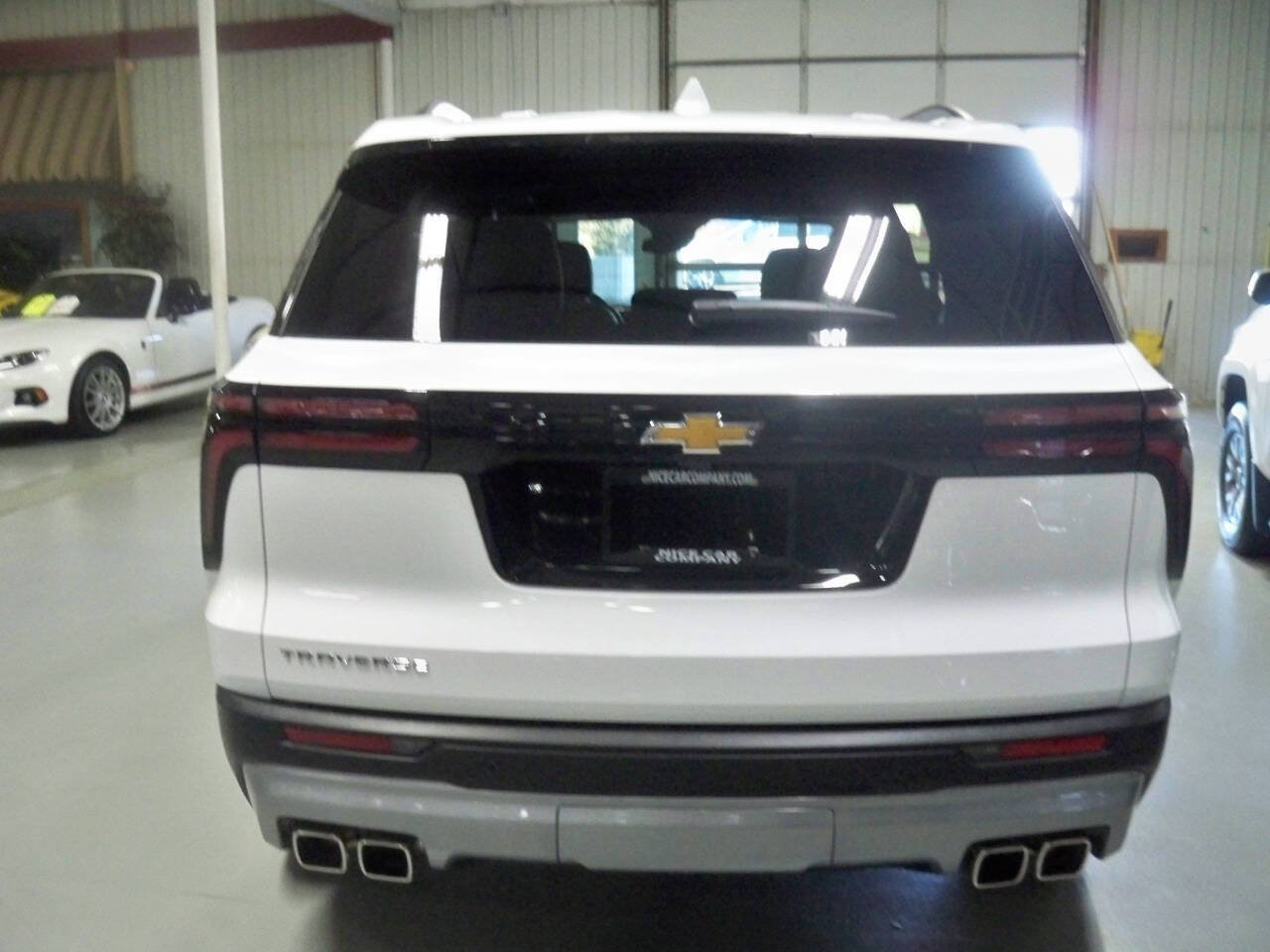 Used 2025 Chevrolet Traverse LT w/ LPO, Floor Liner Package FWD image 4
