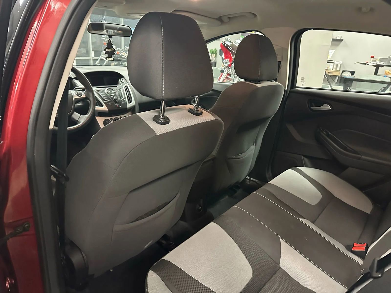 Used 2014 Ford Focus SE w/ SE Sport Package image 36