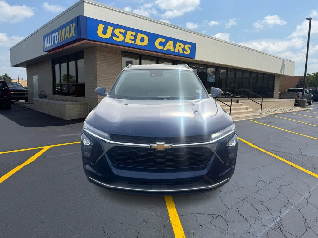 Used 2024 Chevrolet Trax LT w/ Driver Confidence Package FWD image 3