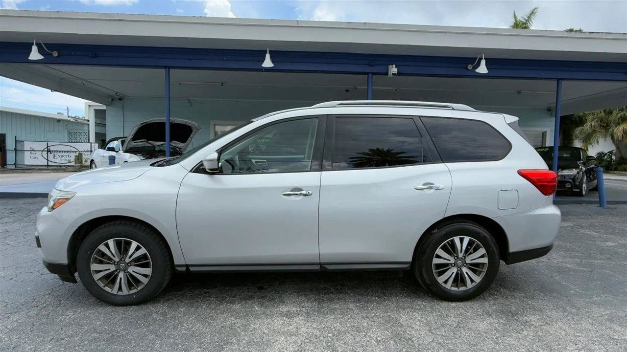 Used 2017 Nissan Pathfinder SV FWD image 2