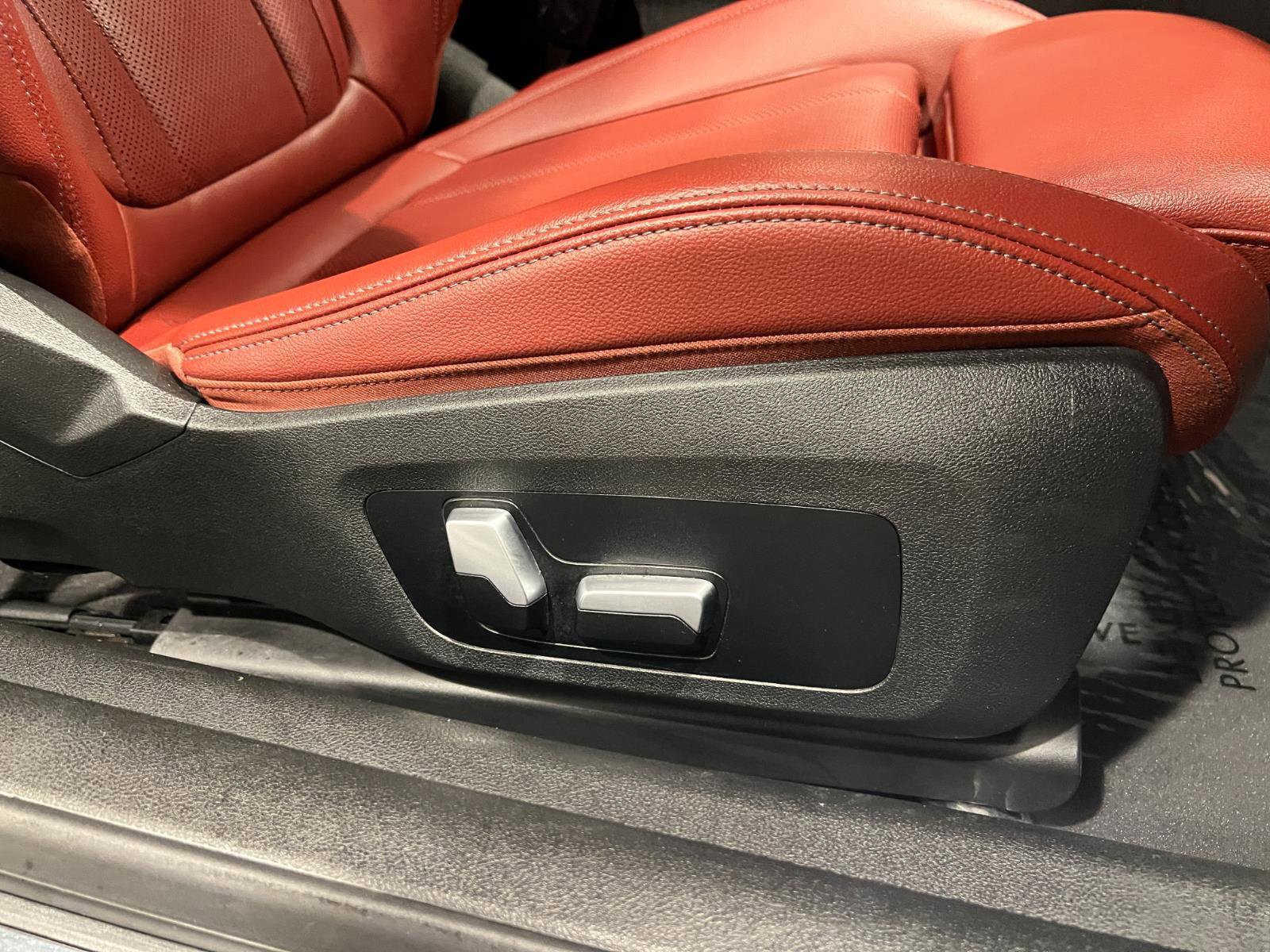 Used 2022 BMW 440i xDrive Convertible w/ Premium Package image 34