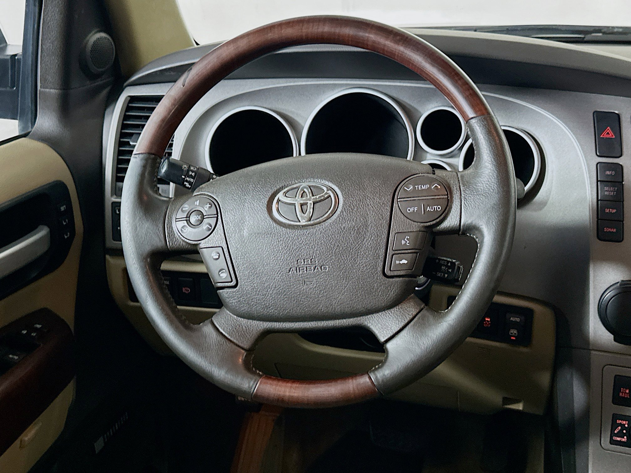 Used 2011 Toyota Sequoia Platinum image 18