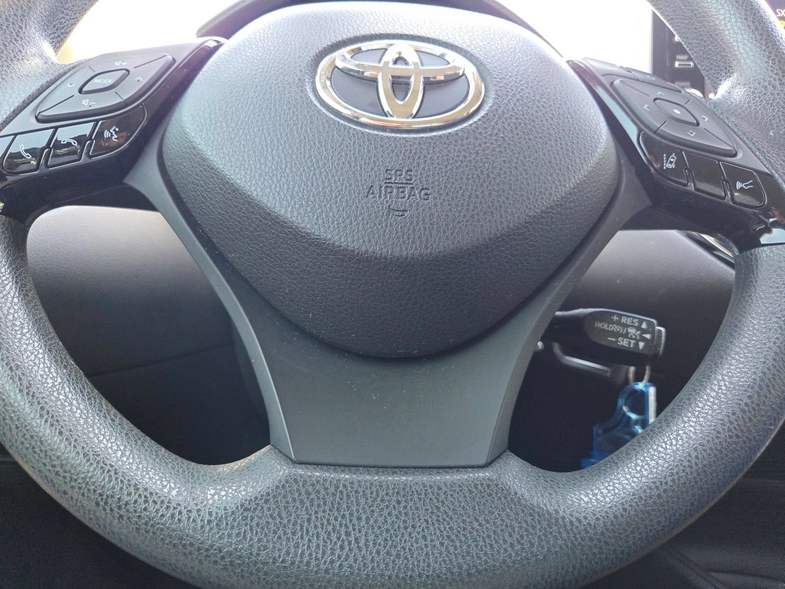 Used 2020 Toyota C-HR LE FWD image 32