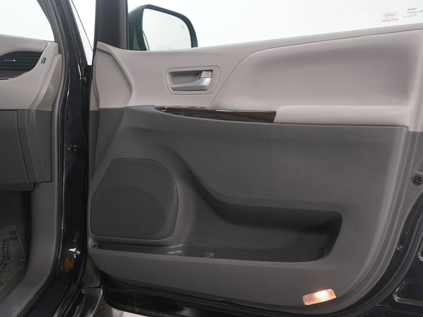 Used 2017 Toyota Sienna XLE image 9