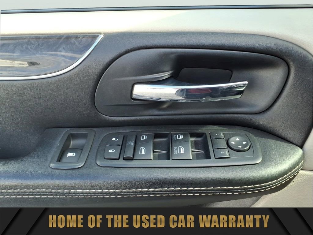 Used 2014 Chrysler Town & Country Touring FWD image 13