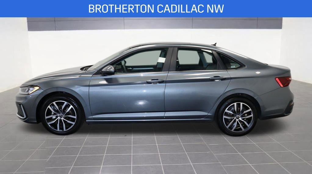 Used 2025 Volkswagen Jetta SE image 2