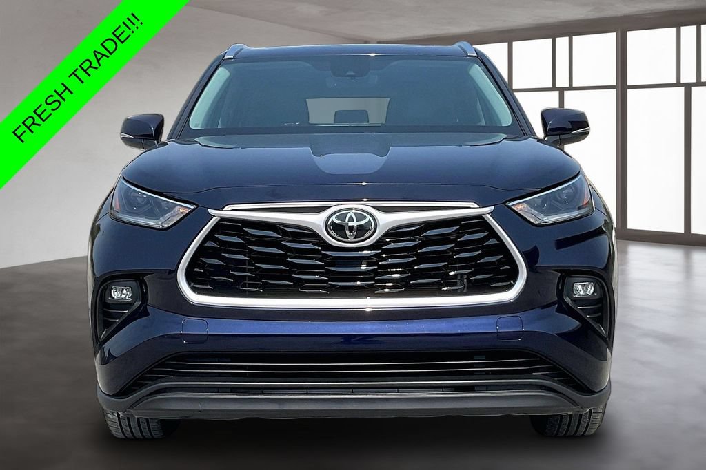 Used 2021 Toyota Highlander XLE AWD/4WD image 2