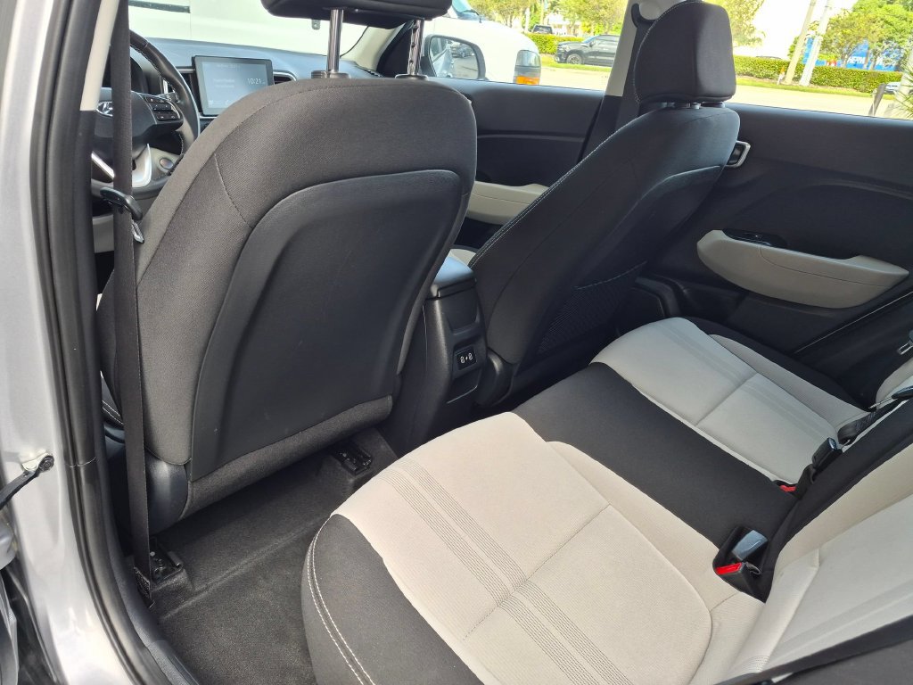 Used 2025 Hyundai Venue SEL FWD image 25