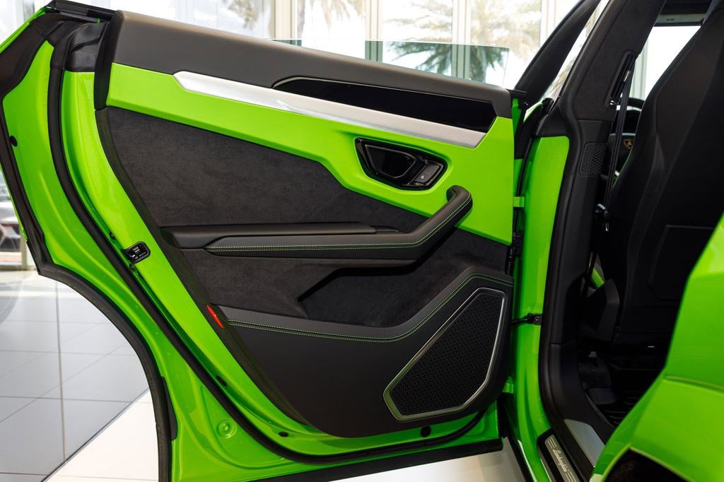 Used 2025 Lamborghini Urus SE image 37
