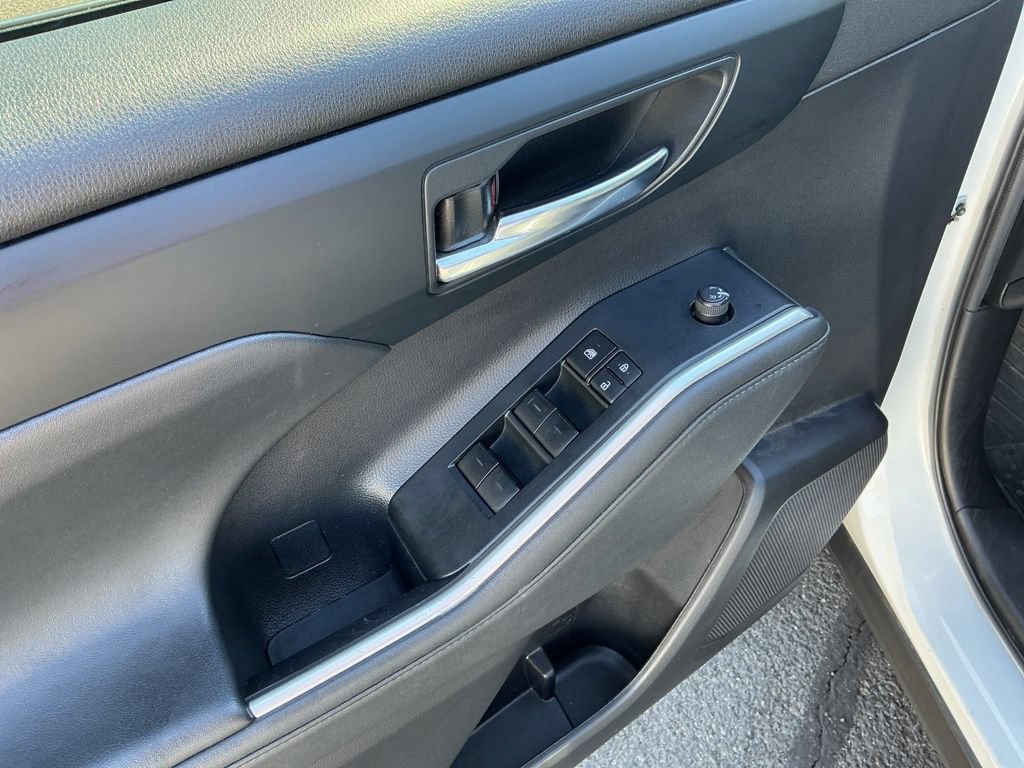 Used 2022 Toyota Highlander XLE AWD/4WD image 18