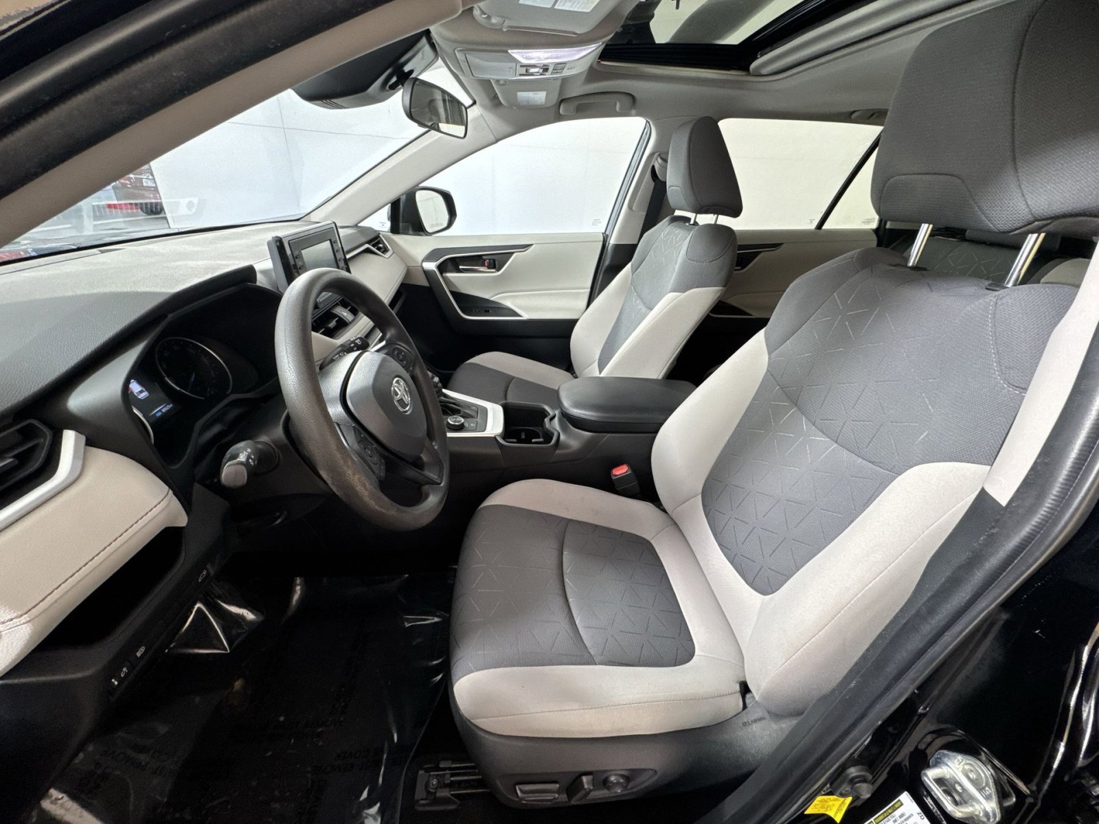 Used 2022 Toyota RAV4 XLE image 12