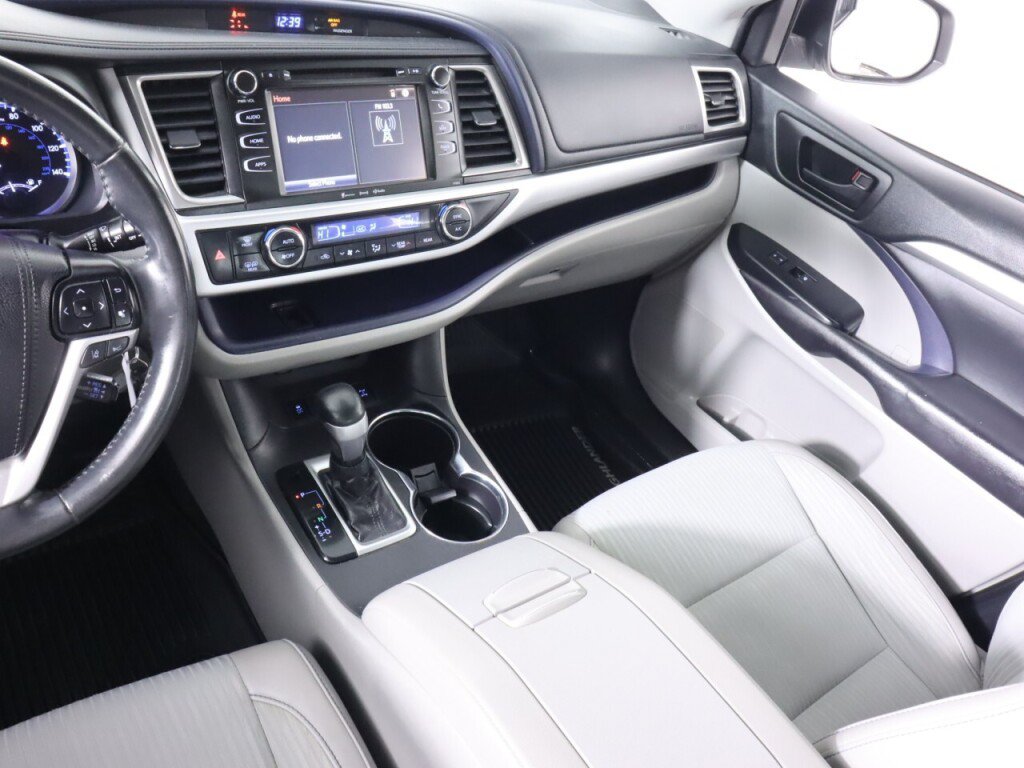 Used 2019 Toyota Highlander Plus AWD/4WD image 29