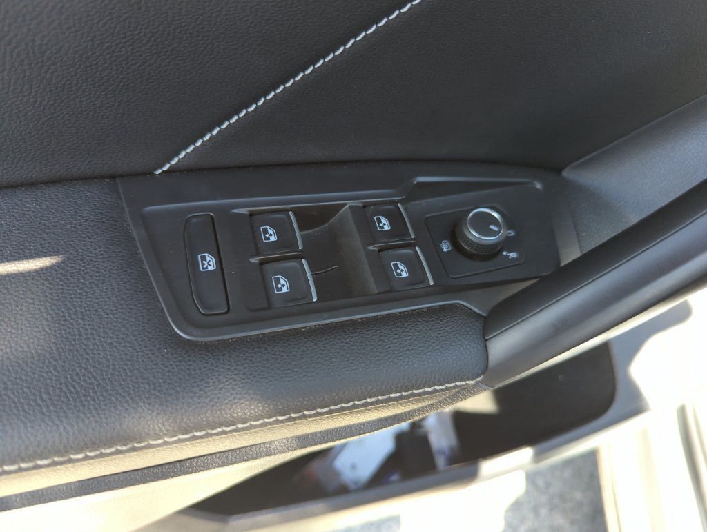 Used 2023 Volkswagen Tiguan SE R-Line FWD image 31