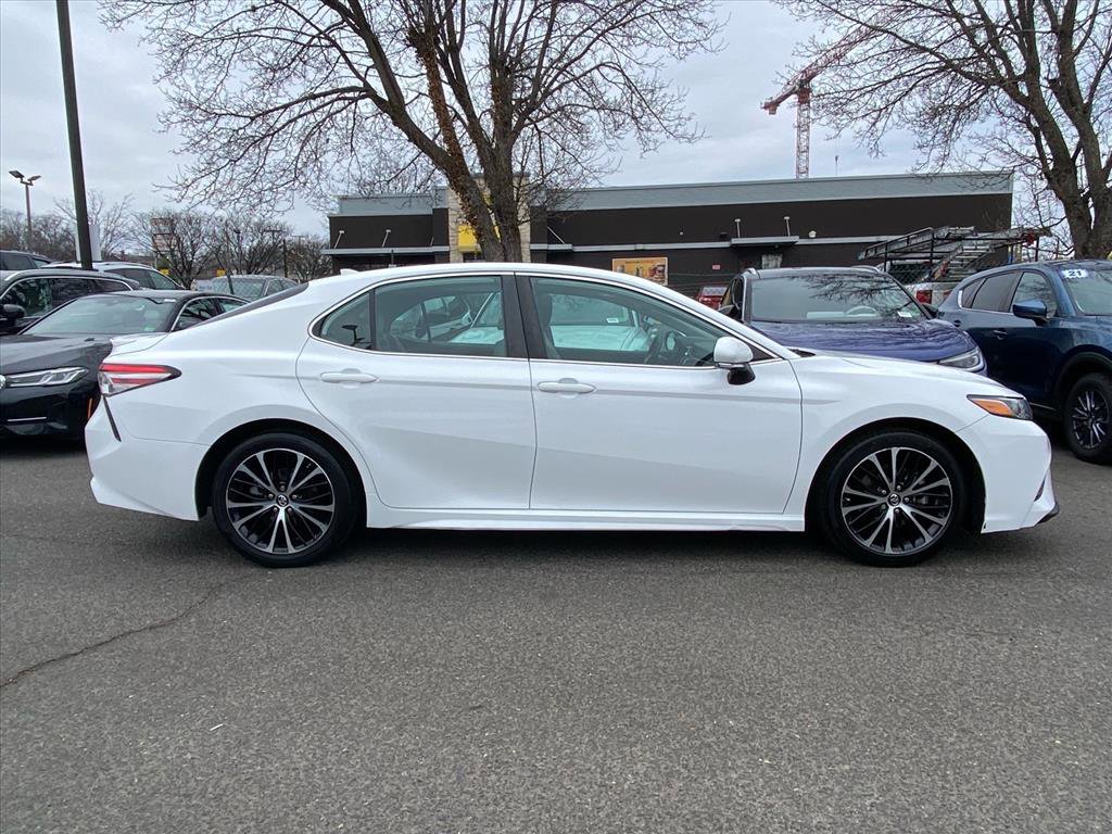 Used 2019 Toyota Camry SE image 2