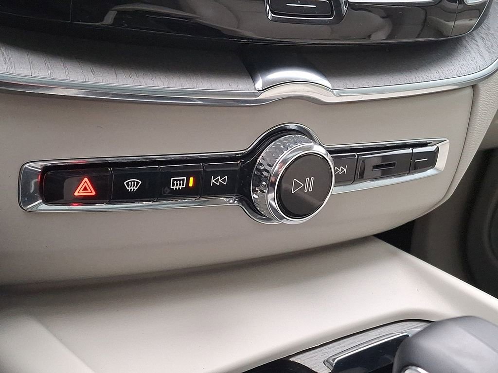 Used 2023 Volvo XC60 T8 Plus image 13