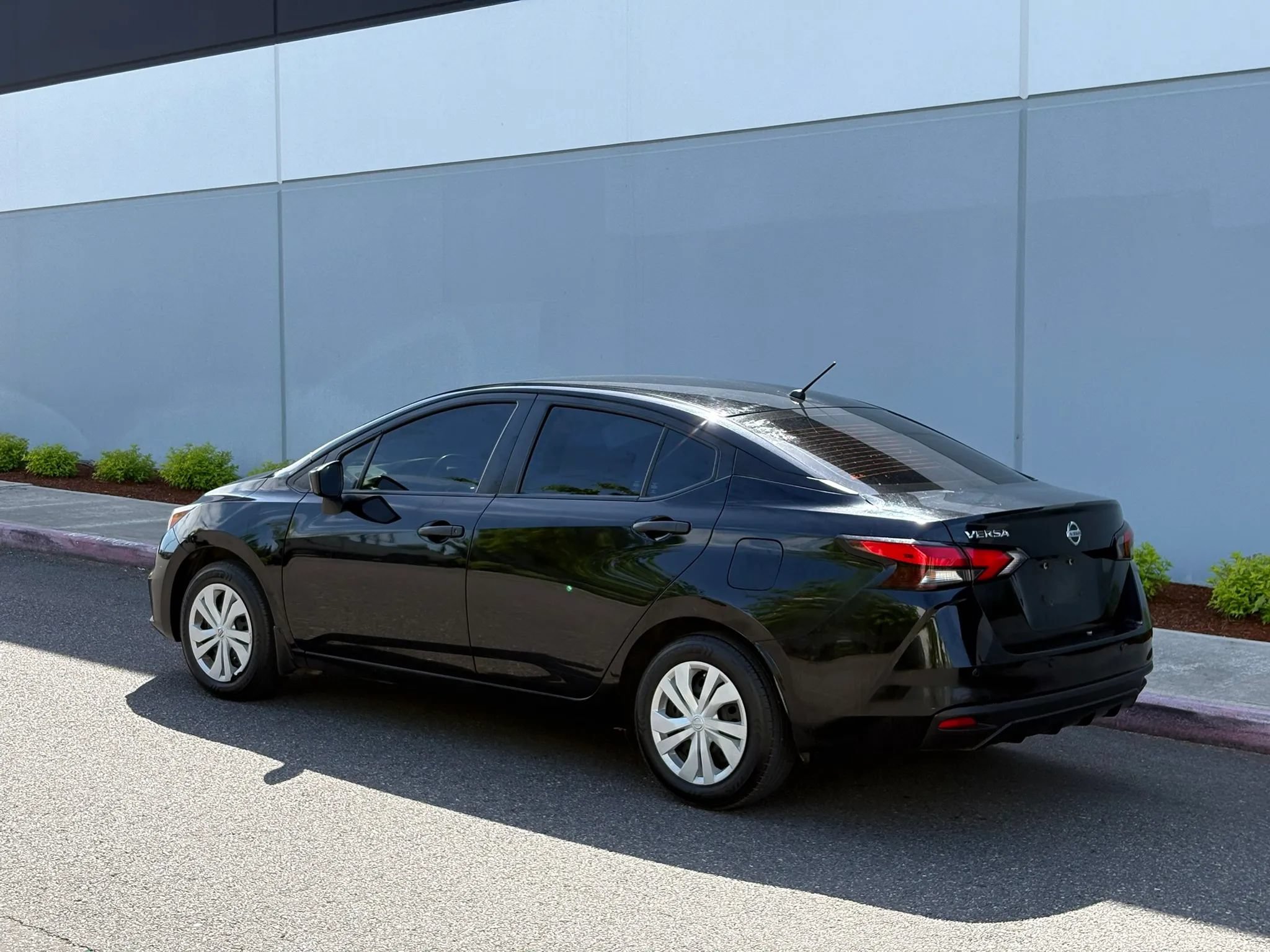 Used 2022 Nissan Versa S FWD image 4
