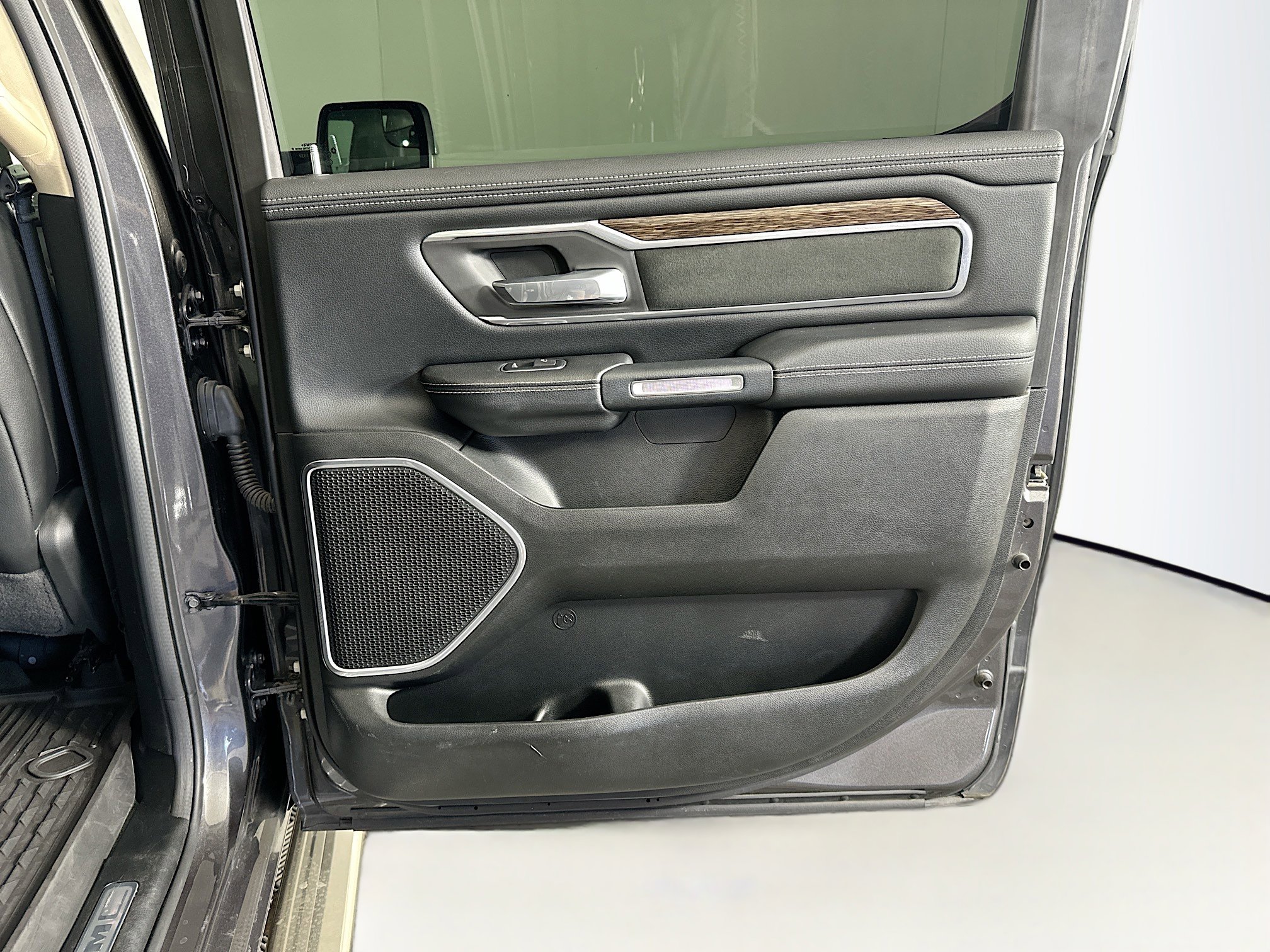 Used 2020 RAM 1500 Laramie AWD/4WD image 30