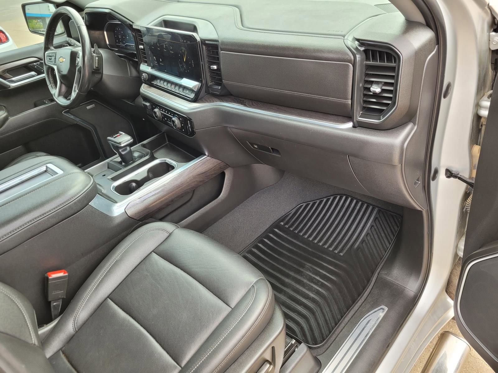 Used 2022 Chevrolet Silverado 1500 LTZ w/ Z71 Off-Road Package AWD/4WD image 10