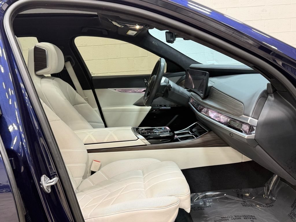 Used 2023 BMW i7 xDrive60 AWD/4WD image 36