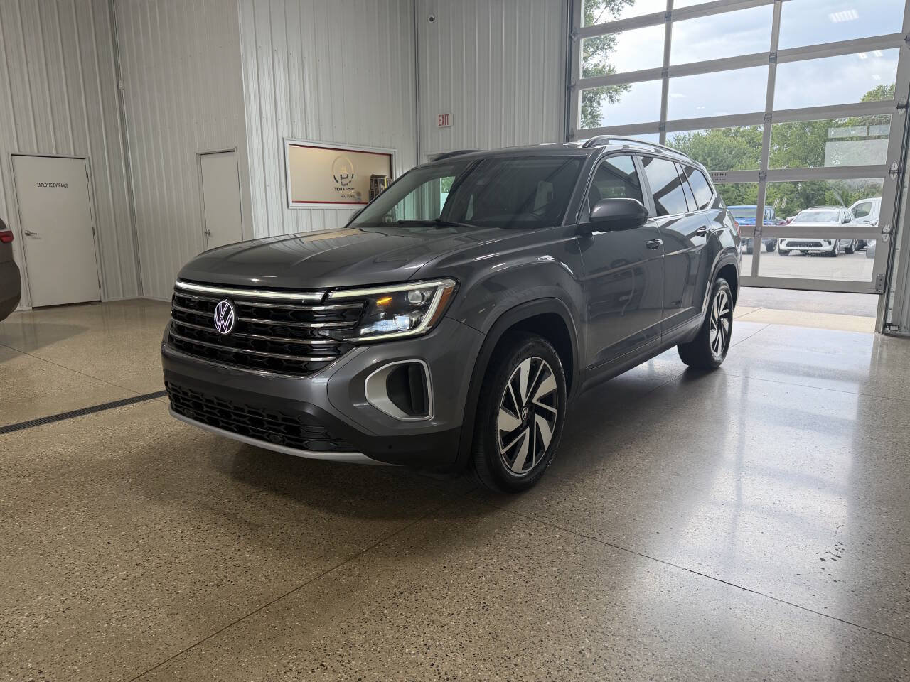Used 2024 Volkswagen Atlas SE AWD/4WD image 2