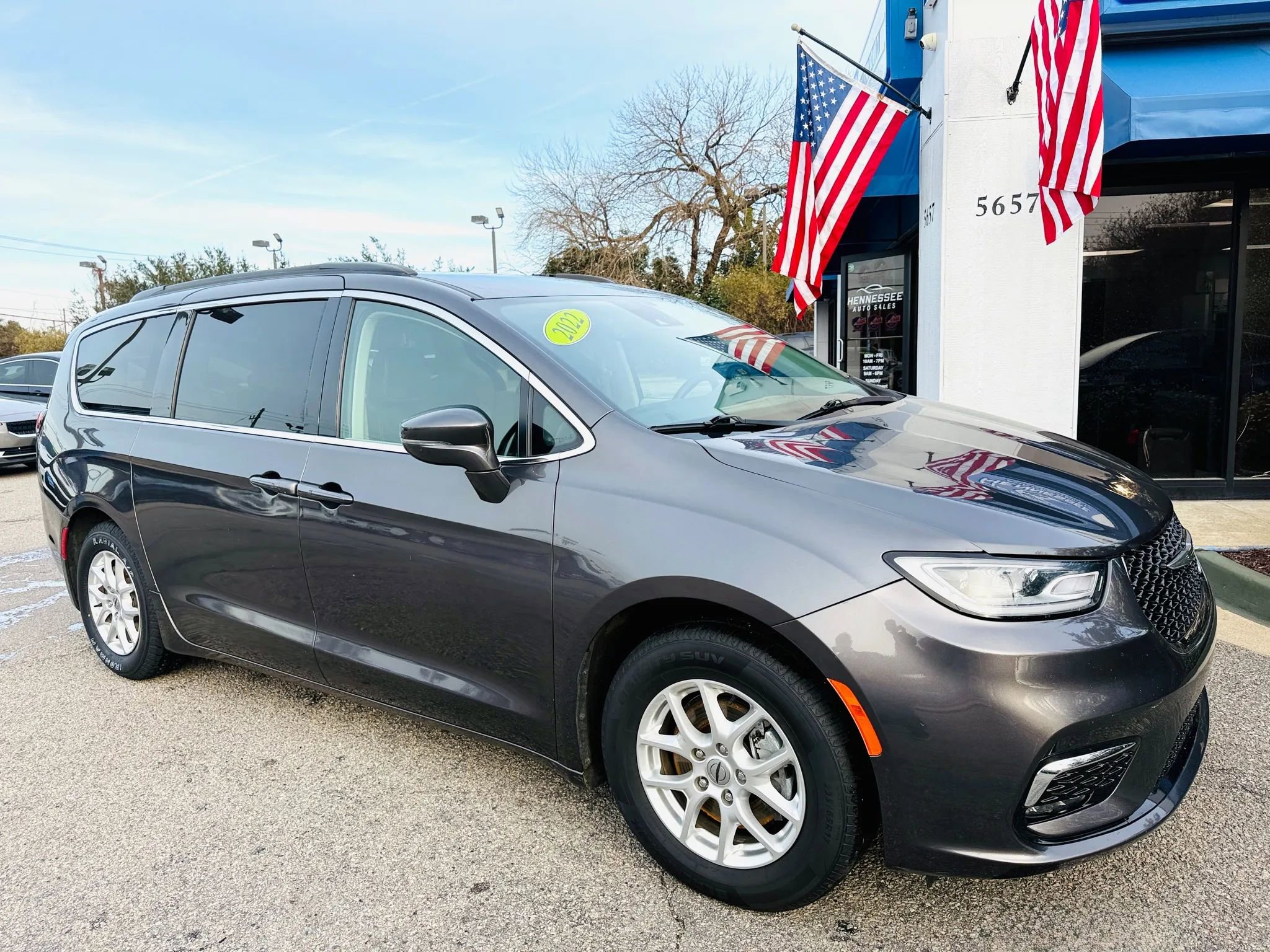 Used 2022 Chrysler Pacifica Touring-L FWD image 1