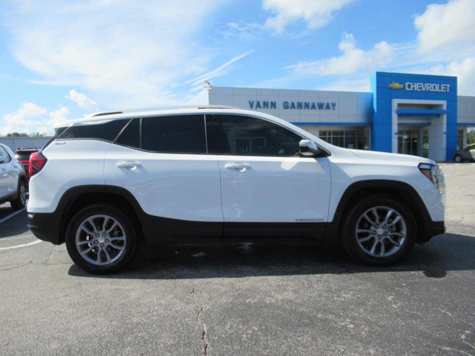 Used 2024 GMC Terrain SLT AWD/4WD image 5