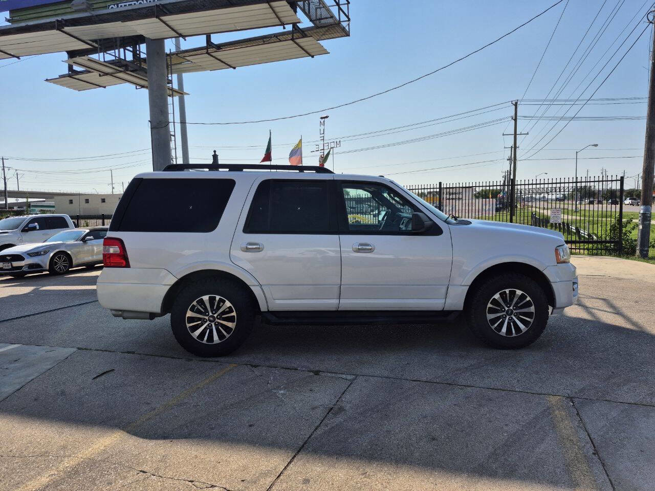 Used 2015 Ford Expedition XLT RWD image 5