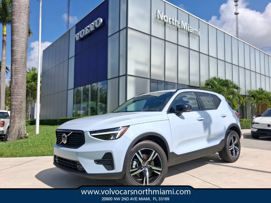 New 2026 Volvo XC40 B4 Core w/ Climate Package FWD image 1