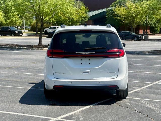 Used 2023 Chrysler Pacifica Limited FWD image 6