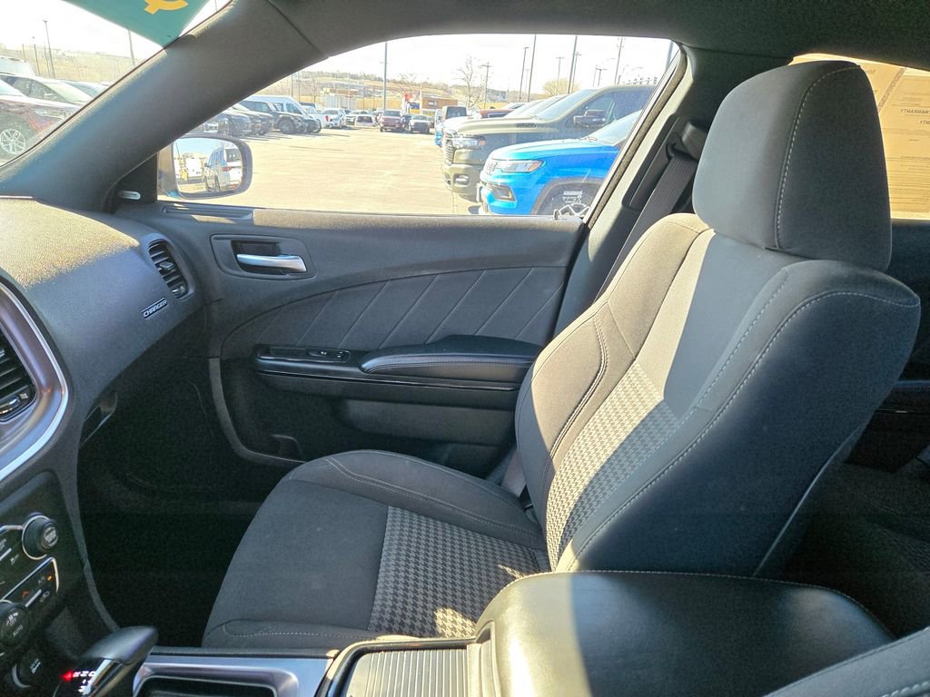 Used 2019 Dodge Charger SXT w/ Blacktop Package image 27