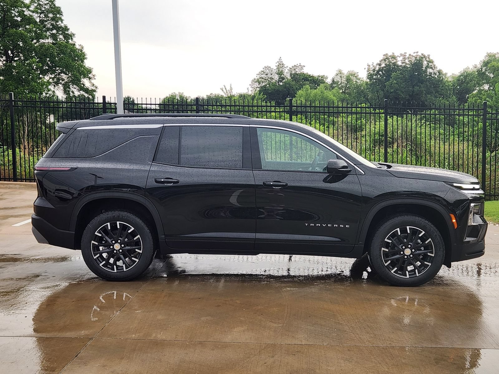 New 2026 Chevrolet Traverse LT w/ Sun and Wheel Package FWD image 7
