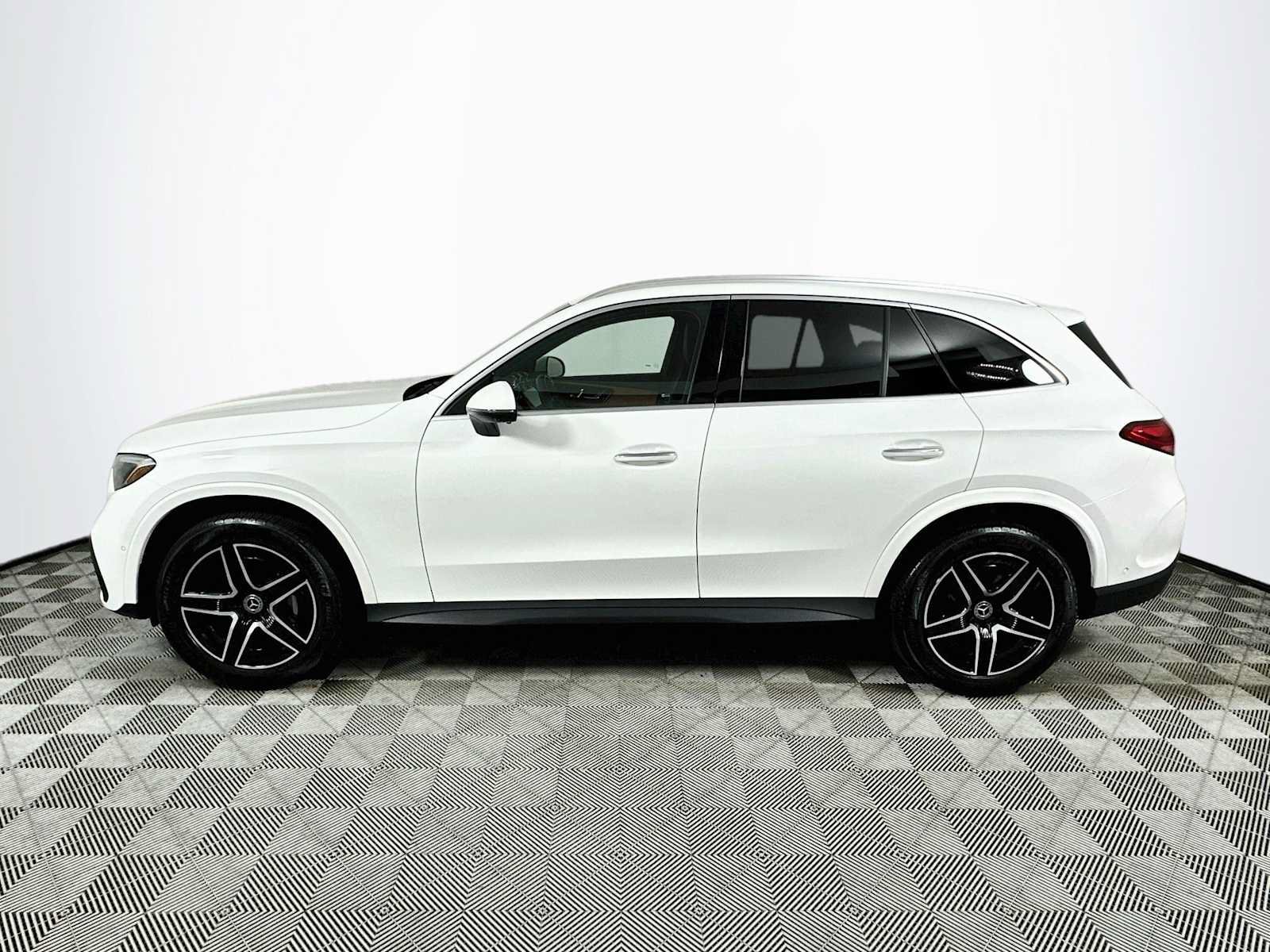 Used 2025 Mercedes-Benz GLC 300 image 4